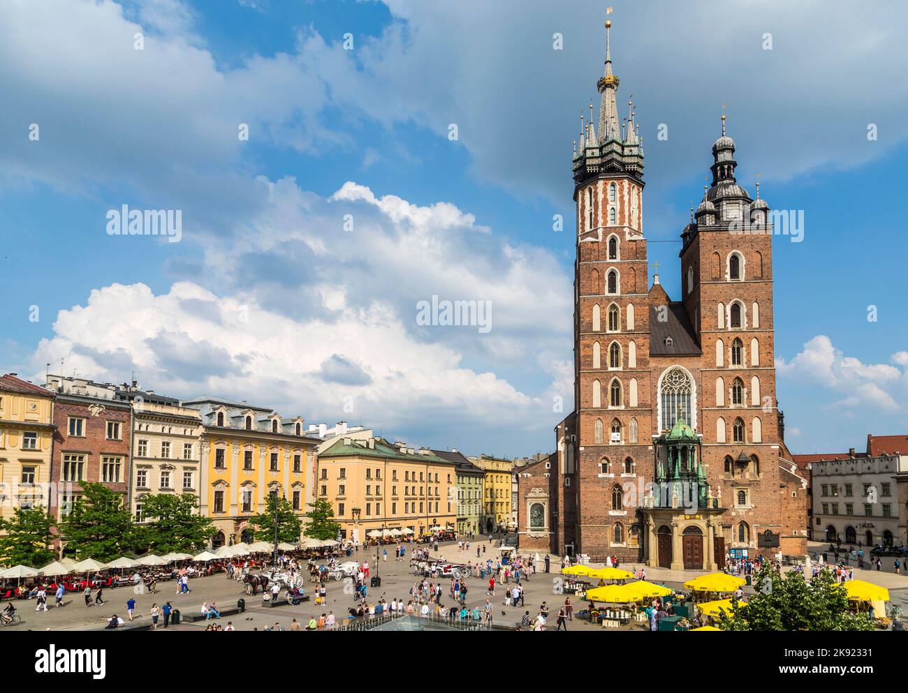 KRAKAU, POLEN - 26. MAI 2014: Kirche Mariacki, Kirche der Gottesmutter vom Himmel angenommen, eine gotische Backsteinkirche neben dem Hauptmarkt in Kr Stockfoto