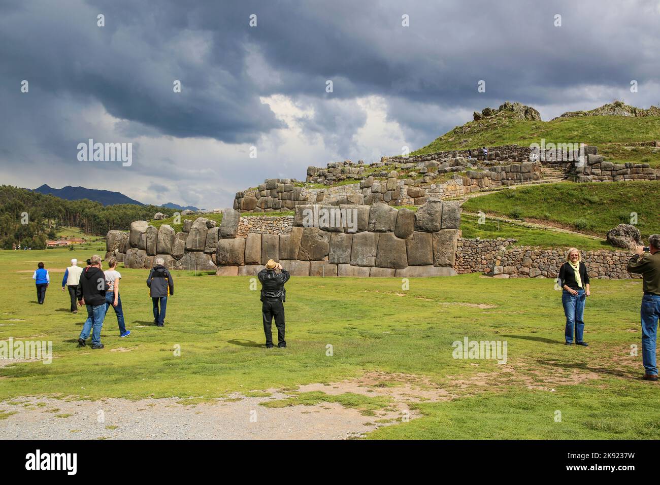 QUZCO, PERU - 16. JANUAR 2015: Die Menschen besuchen die alten sacsayhuaman-Mauern, eine alte inkische Festung in der Nähe von Cuzco, Peru. Stockfoto