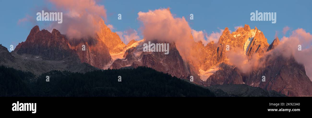 Das Panorama von Les Aiguilles erhebt sich im Abendlicht - Grands Charmoz, Aiguille du Grepon, Aiguille de Blaitiere, Aiguille du Plan. Stockfoto