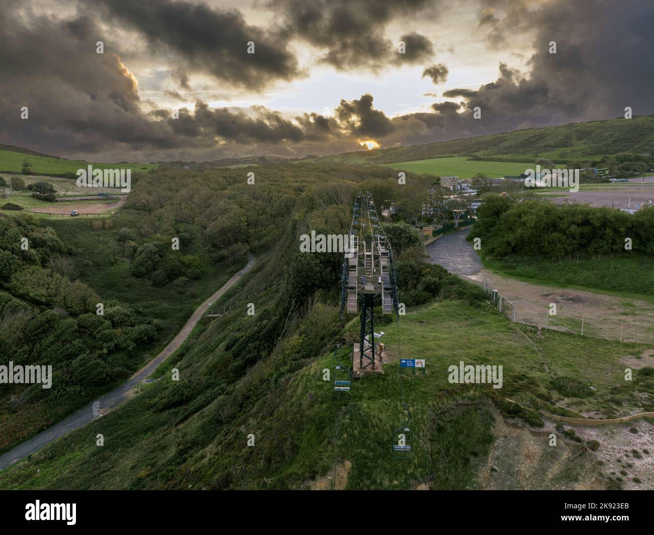 Luftaufnahme von leeren Stühlen auf dem Sessellift zur Alum Bay am Needles Wahrzeichen, Isle of White. Stockfoto