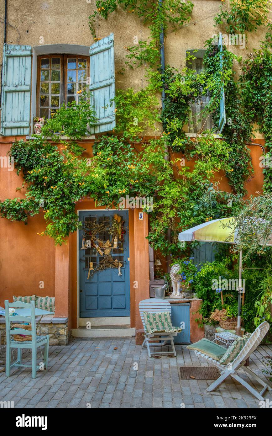 Reiseziel, altes Dorf in Hear of Provence Cotignac mit berühmten Klippen mit Höhlenwohnungen und Höhlenhäusern, Var, Provence, Frankreich Stockfoto