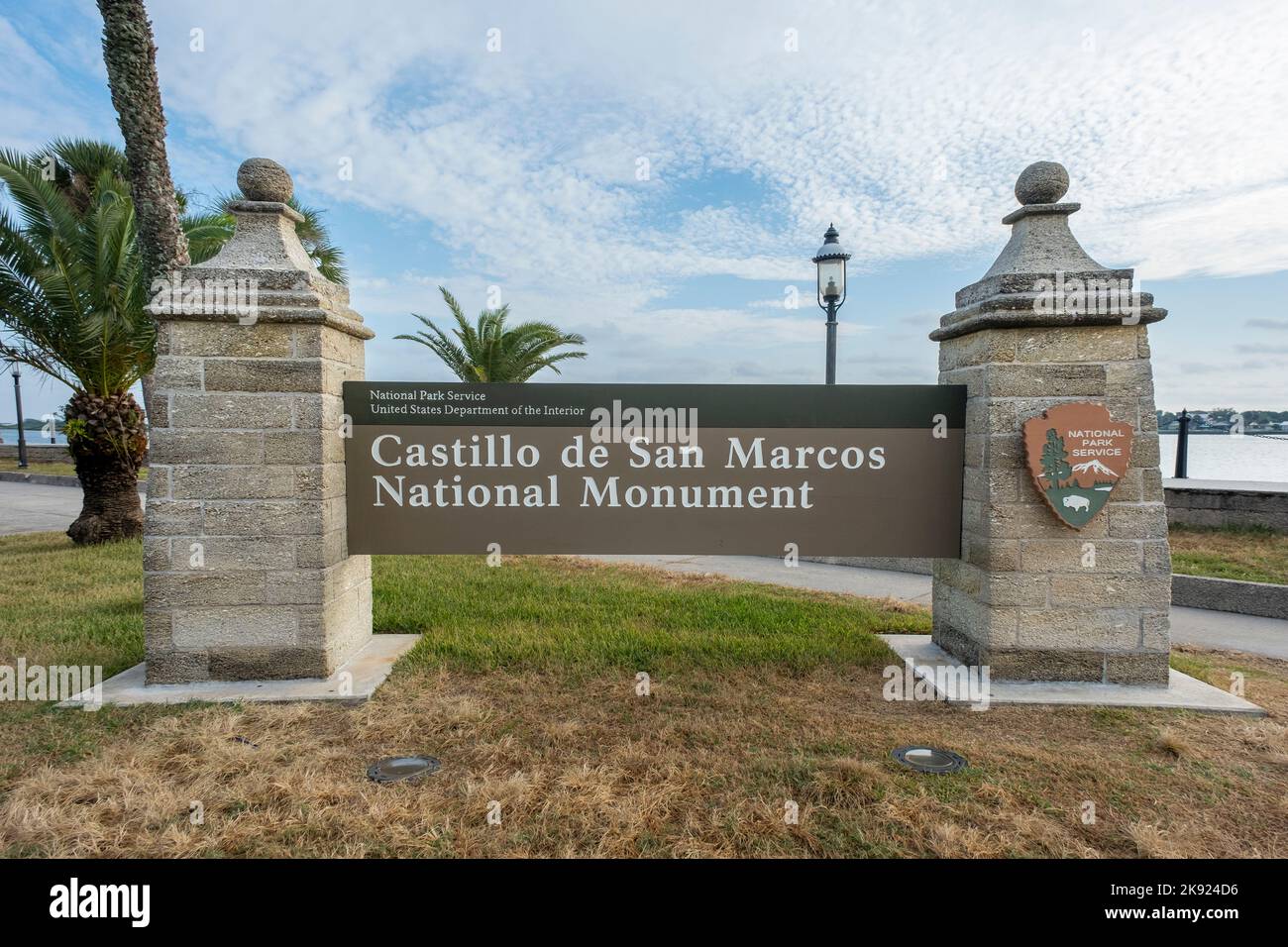 Steinsäulen halten das Schild, das das National Park Service Castillo de San Marcos National Monument in St. Augustine, Florida, USA, markiert. Stockfoto