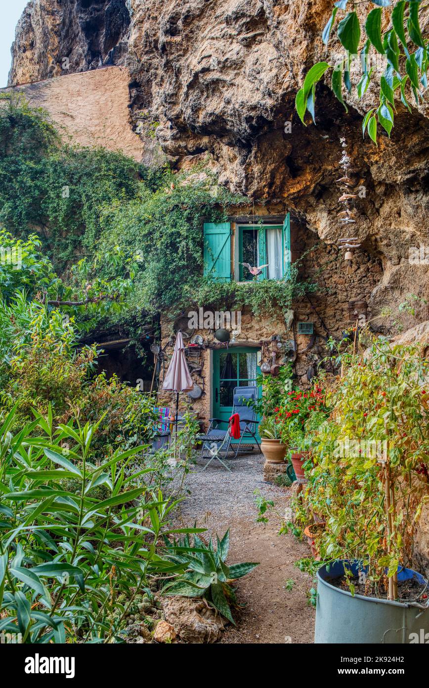 Reiseziel, altes Dorf in Hear of Provence Cotignac mit berühmten Klippen mit Höhlenwohnungen und Höhlenhäusern, Var, Provence, Frankreich Stockfoto