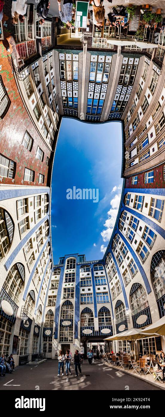 BERLIN, DEUTSCHLAND - 2. MAI 2015: Besucher besuchen den historischen Innenhof mit schöner Fassade im berühmten Hackeschen Hofe-Gebäudekomplex mit blauem Himmel und Stockfoto