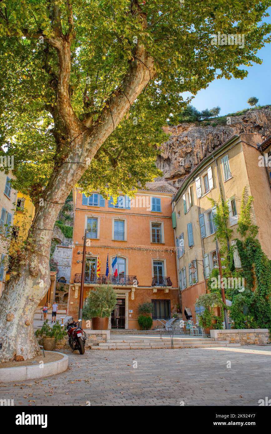 Reiseziel, altes Dorf in Hear of Provence Cotignac mit berühmten Klippen mit Höhlenwohnungen und Höhlenhäusern, Var, Provence, Frankreich Stockfoto