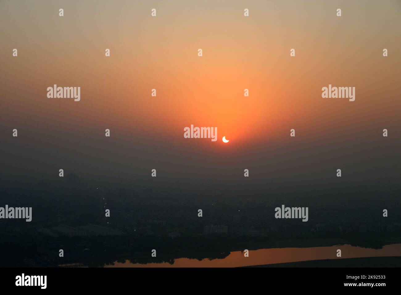 Neu-Delhi, Indien. 25. Oktober 2022. NEU DELHI, INDIEN - 25. OKTOBER: Eine partielle Sonnenfinsternis (Surya Grahan), die am 25. Oktober 2022 in Neu-Delhi, Indien, in der Nähe von Calindi Kunj, mit Luftaufnahme der Stadt gesehen wurde. Die partielle Sonnenfinsternis oder Surya Garahn war heute in Indien zu sehen, die Sonnenfinsternis wurde in verschiedenen Städten des Landes gesehen, darunter Delhi, Amritsar, Chandigarh, Lucknow, Bengaluru, Chennai, etc. (Foto: Salman Ali/Hindustan Times/Sipa USA ) Quelle: SIPA USA/Alamy Live News Stockfoto