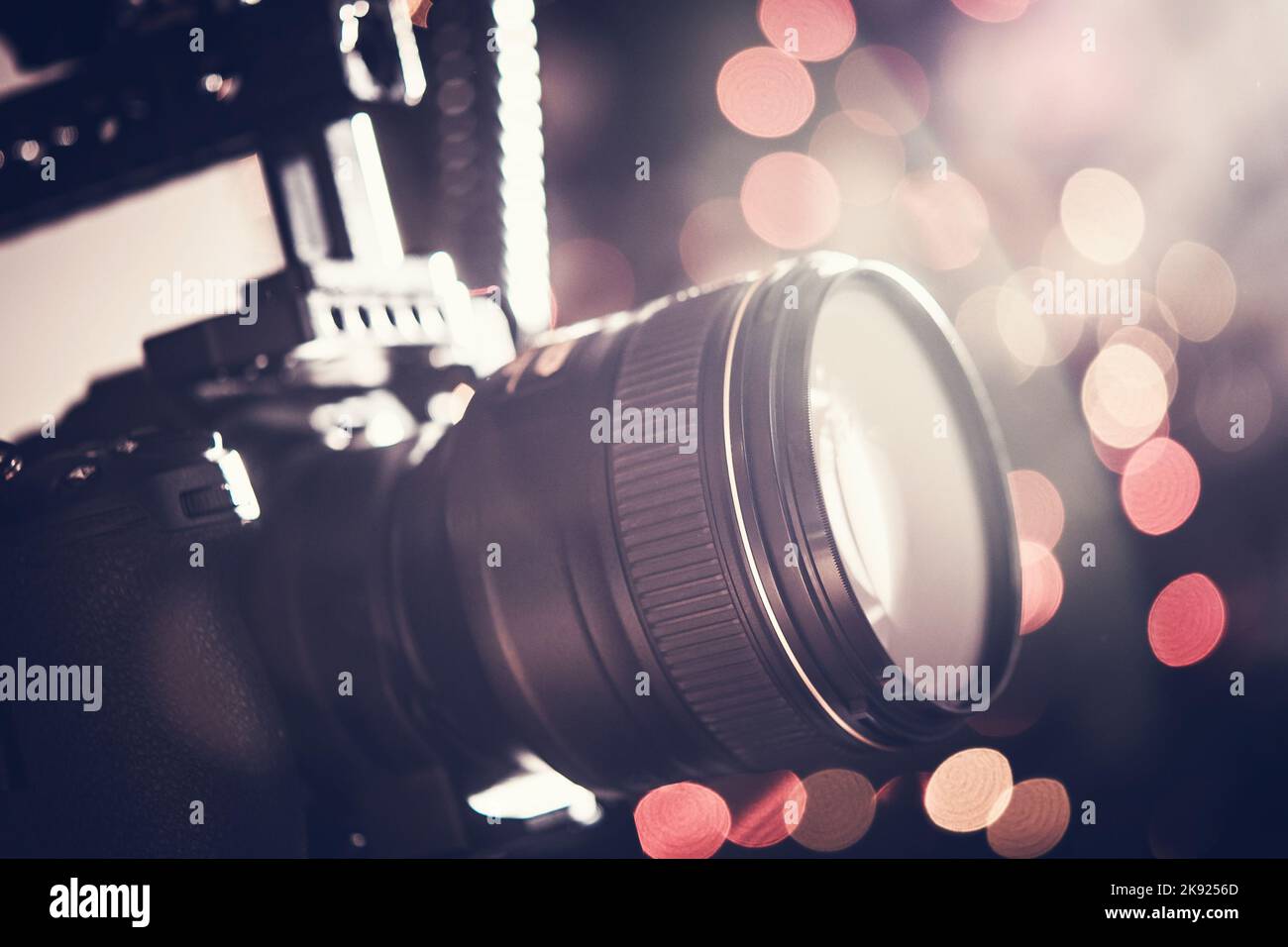 Nahaufnahme des professionellen Kameraobjektivs mit Bokeh-Hintergrund. Thema Fotoausrüstung. Stockfoto