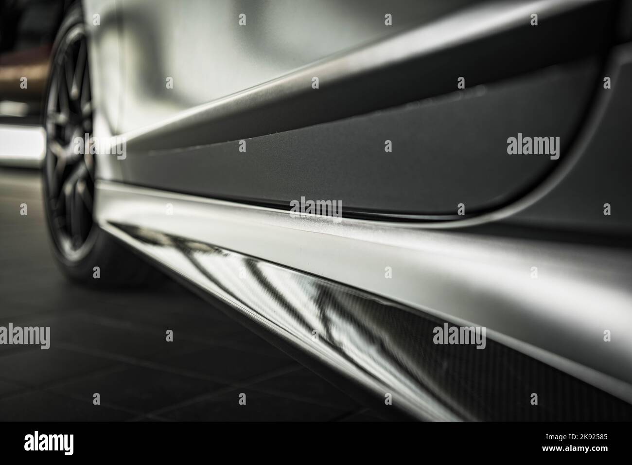 Nahaufnahme der Carbon-schweller für Luxusfahrzeuge Designdetails Des Äußeren Erscheinungsbildes Des Fahrzeugs. Fahrzeugdesign. Stockfoto