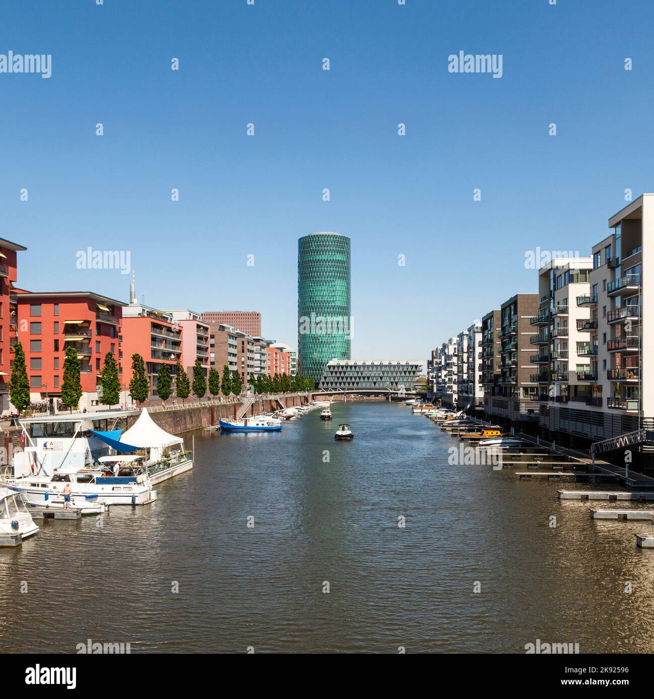 FRANKFURT, DEUTSCHLAND - 8. MAI 2016: Westhafen Tower im Hafengebiet in Frankfurt, Deutschland. Der West Harbour Tower gewann 20 die Martin-Elsaesser-Platte Stockfoto