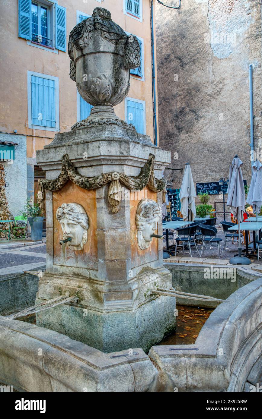 Reiseziel, altes Dorf in Hear of Provence Cotignac mit berühmten Klippen mit Höhlenwohnungen und Höhlenhäusern, Var, Provence, Frankreich Stockfoto