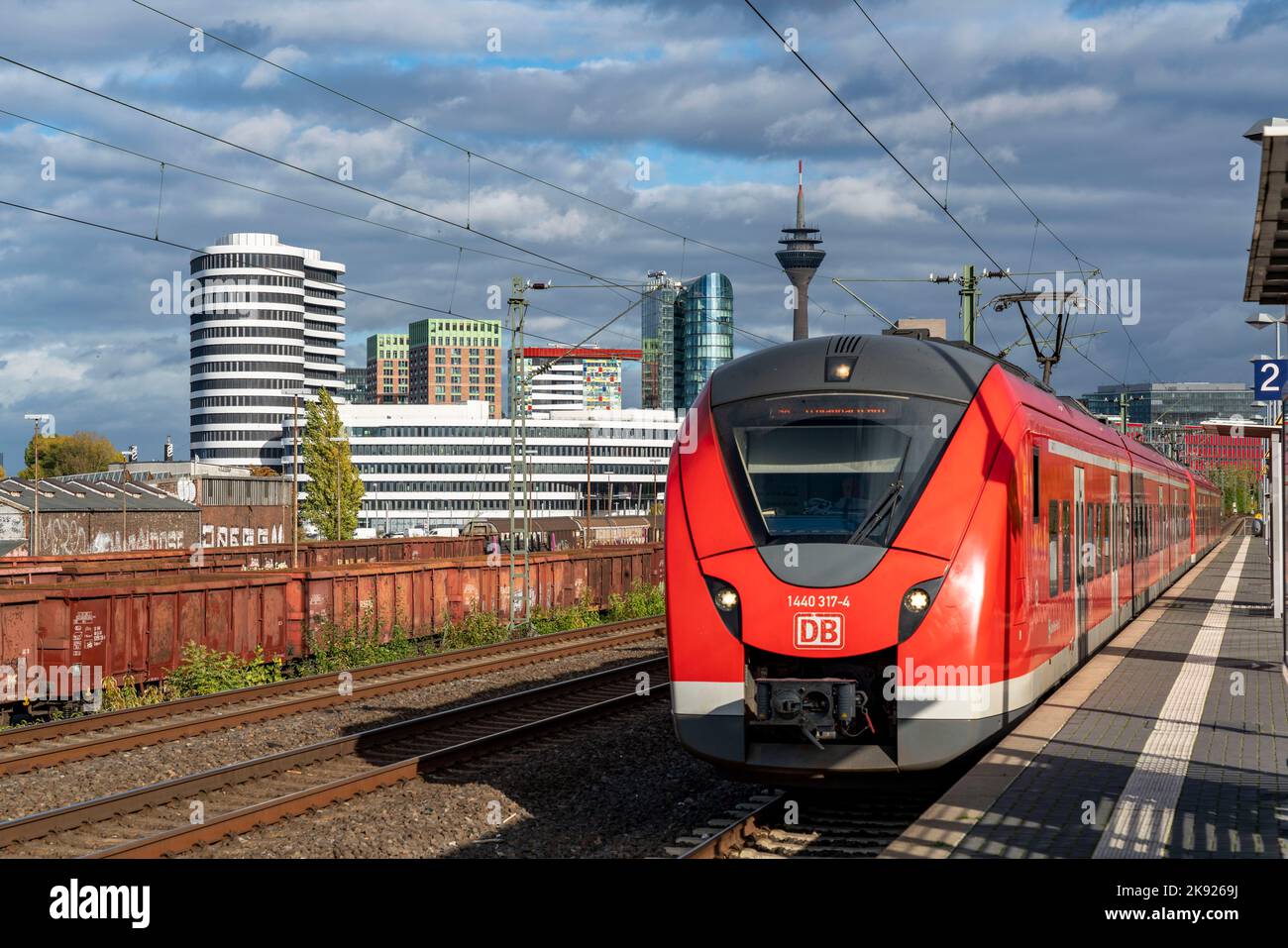 S-Bahnhof, Haltestelle Düsseldorf-Hamm, Skyline der Stadt Düsseldorf, Medienhafen, S-Bahn, Deutsche Bahn, S-Bahn, Stockfoto