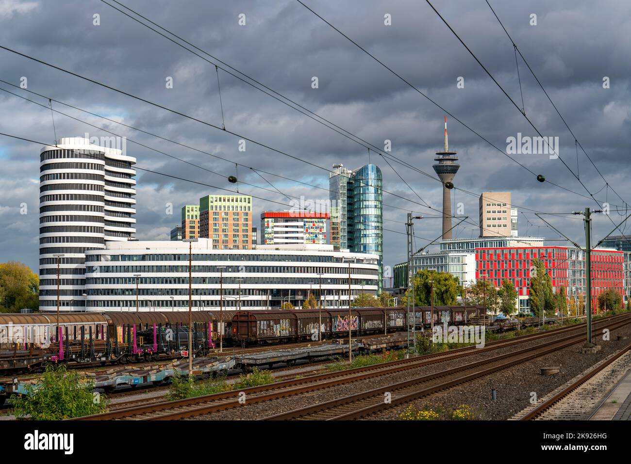 Skyline des Düsseldorfer Medienhafens, Rheinturm, S-Bahnhof, Haltestelle Düsseldorf-Hamm, S-Bahn, Deutsche Bahn, S-Bahn, Stockfoto