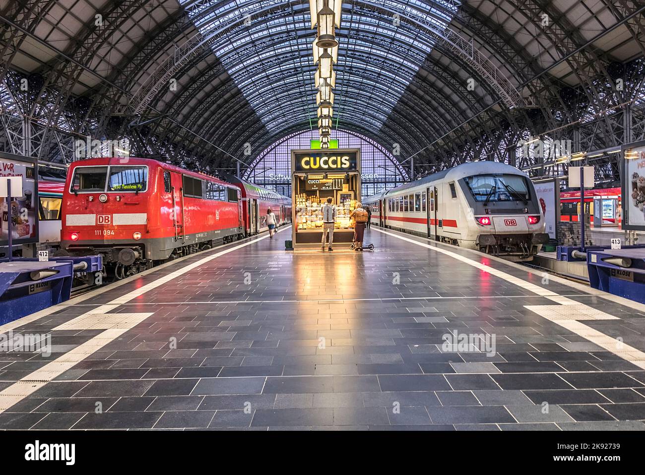 FRANKFURT, DEUTSCHLAND - 31. AUG 2016: Am Frankfurter Bahnhof kommen