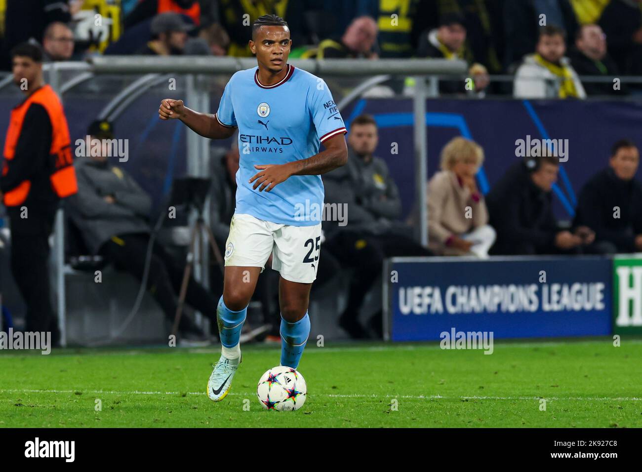 DORTMUND, DEUTSCHLAND - 25. OKTOBER: Manuel Akanji aus Manchester City während des UEFA Champions League-Gruppenspiel zwischen Borussia Dortmund und Manchester City am 25. Oktober 2022 im Signal Iduna Park in Dortmund (Foto: Marcel ter Bals/Orange Picles) Stockfoto