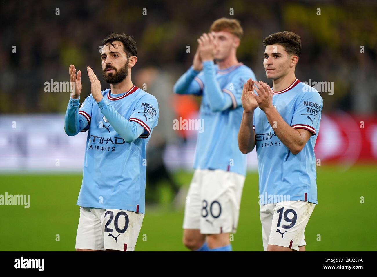 Bernardo Silva von Manchester City begrüßt die Fans nach dem Spiel der UEFA Champions League-Gruppe G im Signal Iduna Park in Dortmund. Bilddatum: Dienstag, 25. Oktober 2022. Stockfoto