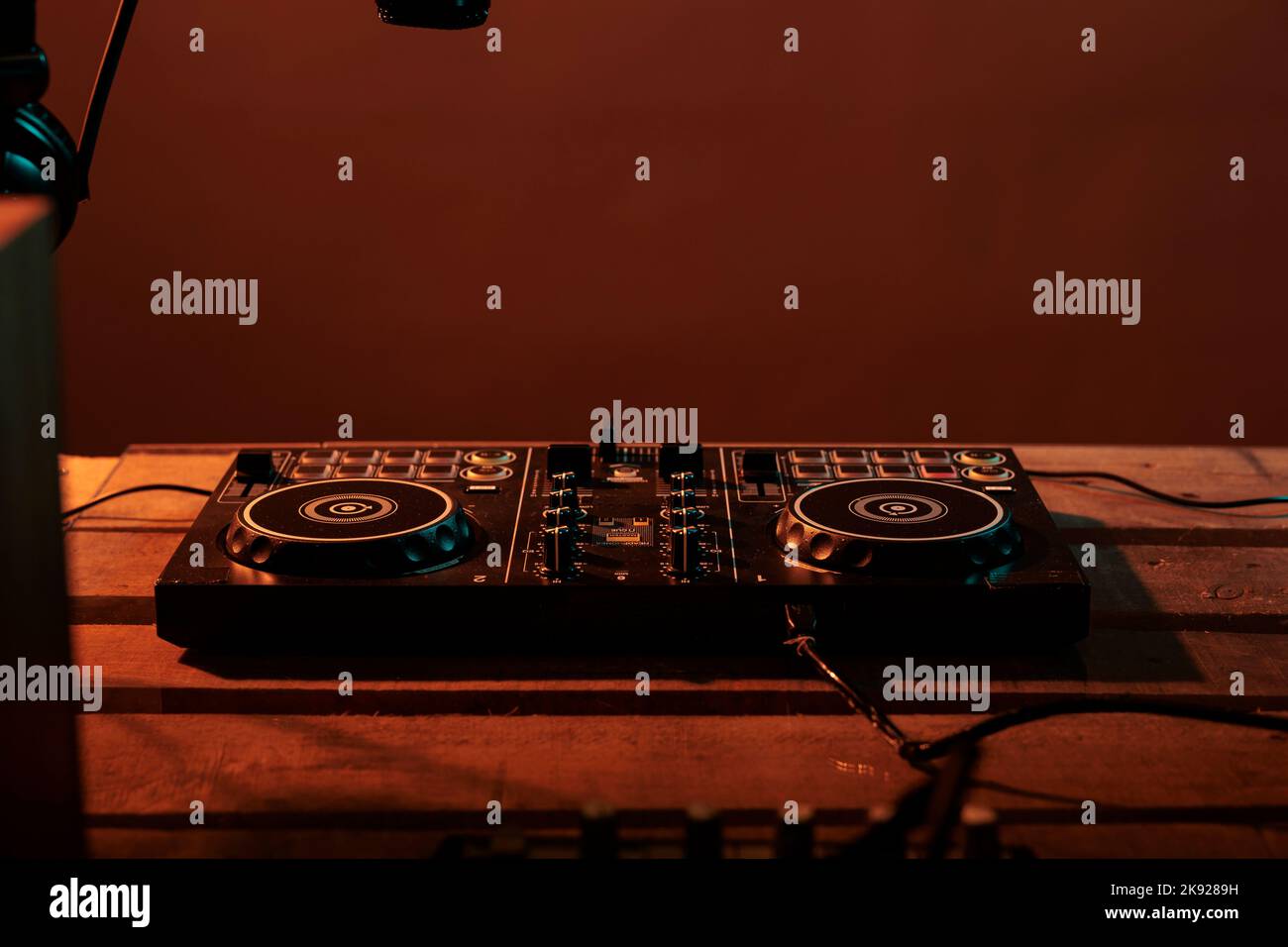 Leerer Tisch mit Stereo-Plattenspielern und dj-Equipment, Audiogerät mit Mikrofon und Kopfhörer. Elektrisches Vinyl, das in Nachtclubs oder Partys zum Mischen und Hören von Techno-Musik und Elektronik verwendet wird. Stockfoto