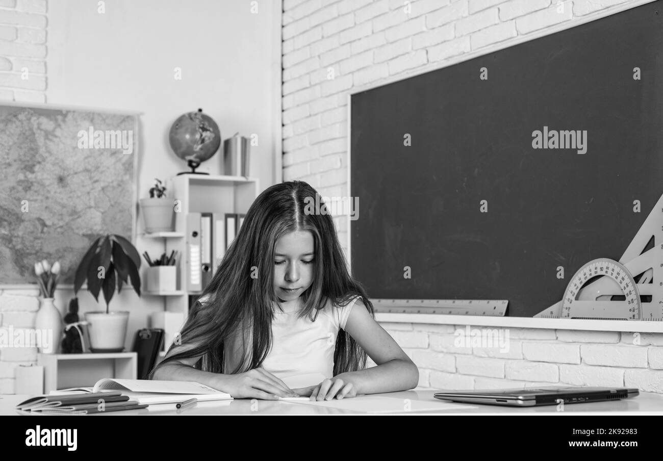 Versuchen Sie es erneut. Zurück zur Schule. Formelle und nichtformale Bildung. Schulmädchen im Unterricht. Stockfoto