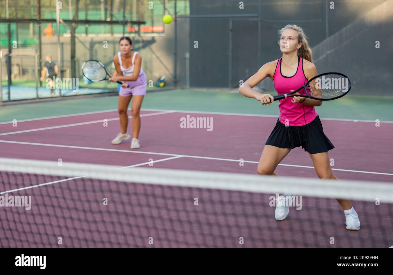 Frau Tennisspielerin trainiert auf dem Platz Stockfoto