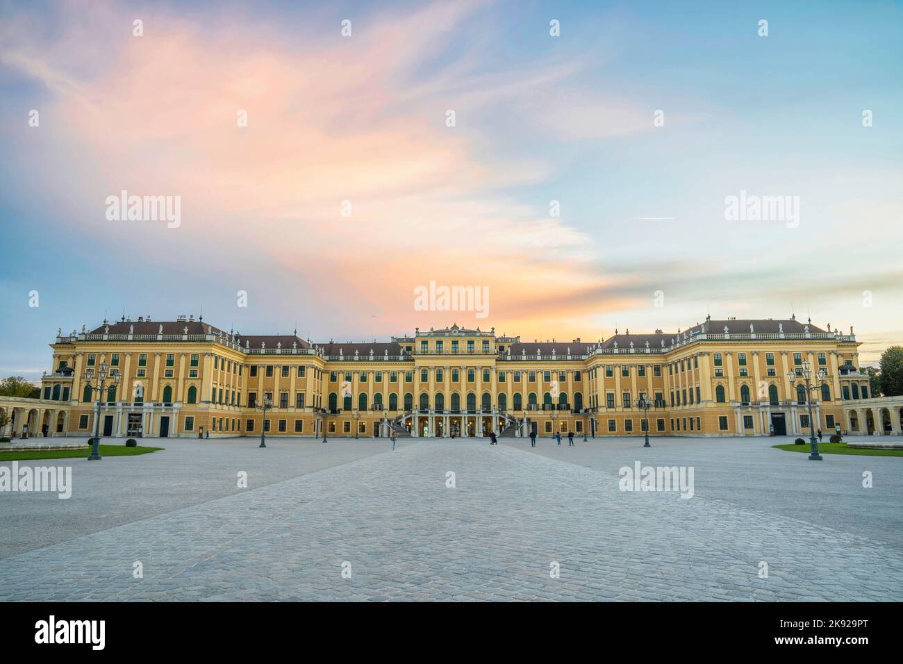 Wien, Österreich - Oktober 10 2022: Schloss Schönbrunn bei Abenduntergang bei wolkenverhangen Sonnenuntergängen, Schloss Schönbrunn, Winterresidenz der Habsburger Stockfoto