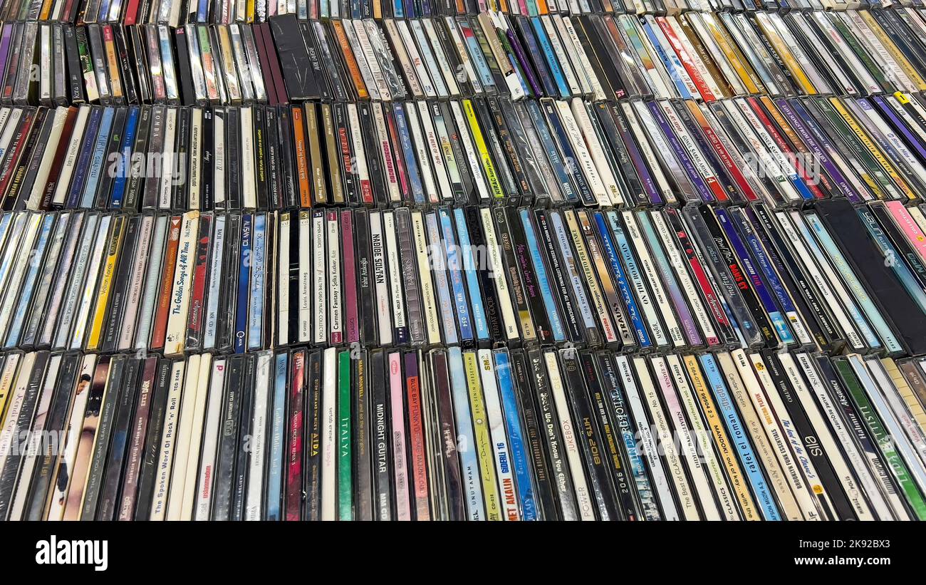 Istanbul, Türkei - November 2011: Eine Sammlung von vielen Musik-CDs in ihren Plastikboxen. Stockfoto