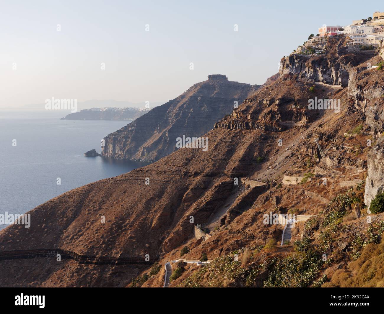 Blick von Fira entlang der Küste in Richtung Skaros Rock. Griechische Kykladen-Insel Santorin in der Ägäis Stockfoto