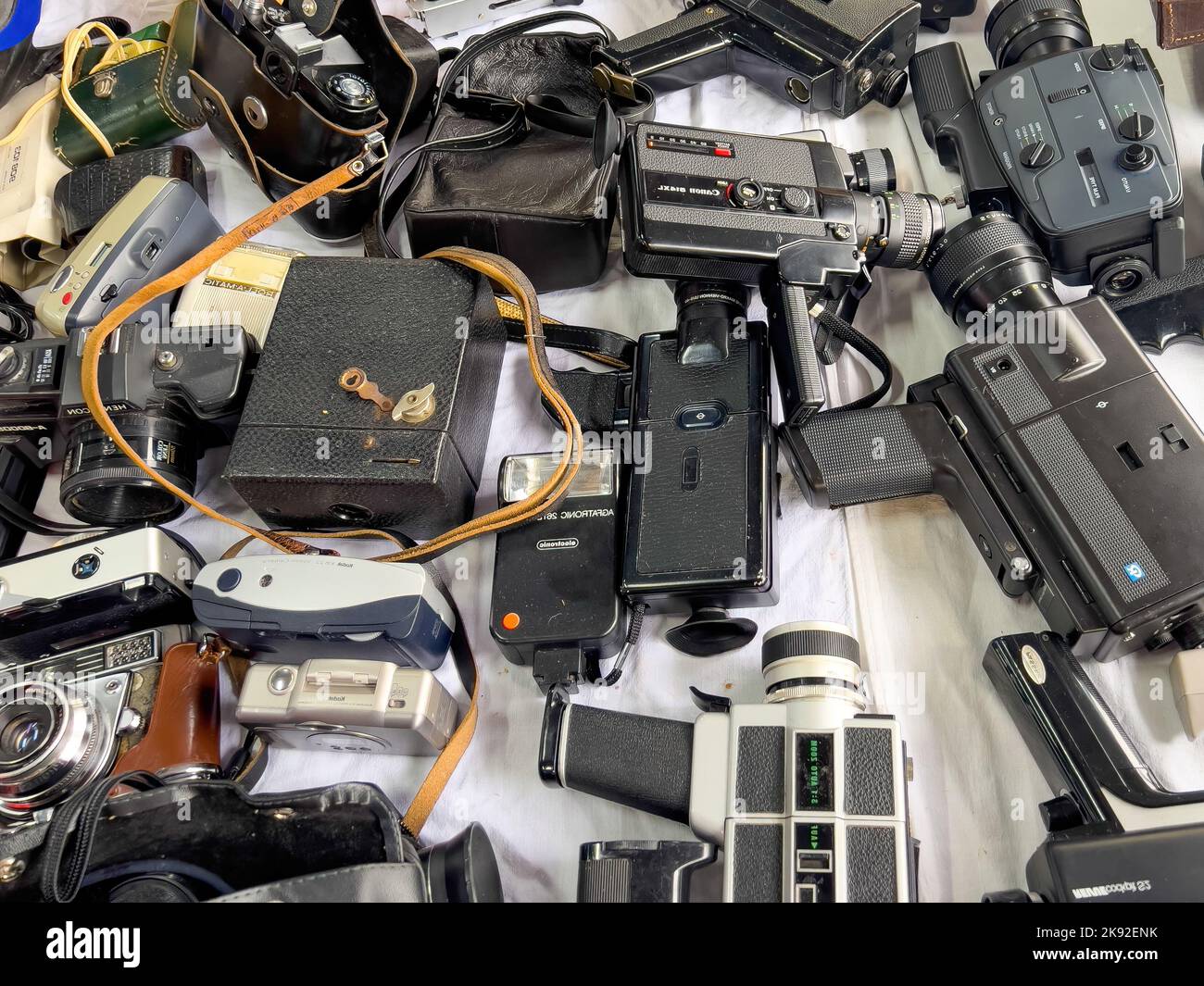 Istanbul, Türkei - 2022. Juni: Mischung aus alten Kameras und Videorekordern auf einem Schreibtisch Stockfoto