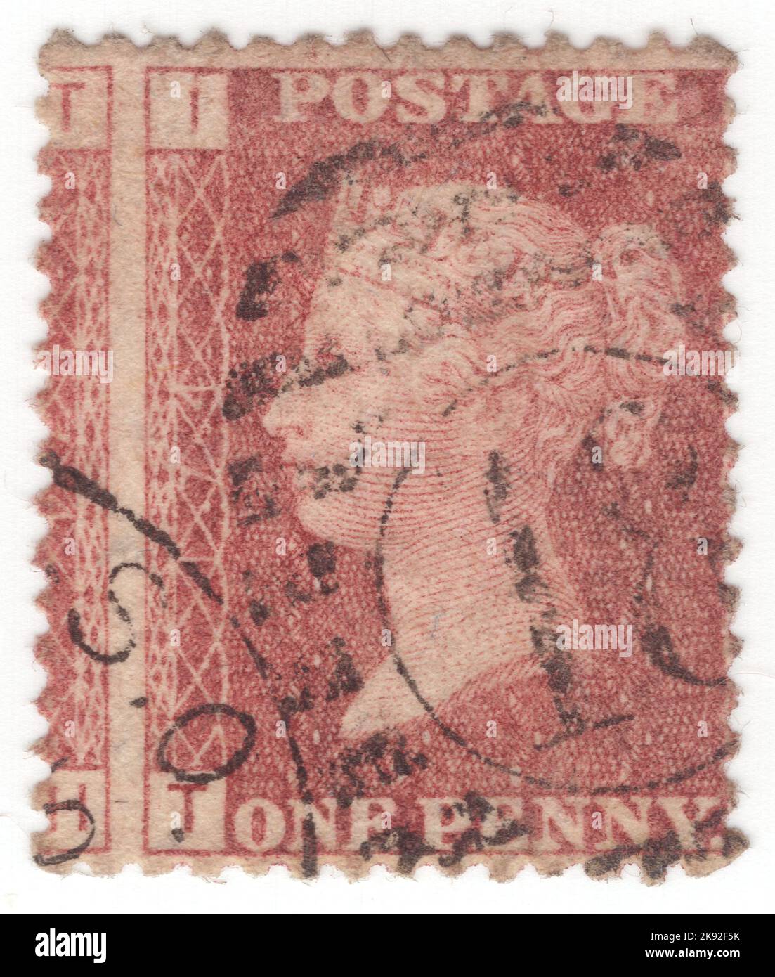 VEREINIGTES KÖNIGREICH - 1864: Eine rosérote Briefmarke mit 1 Pence, die das Porträt von Königin Victoria zeigt Stockfoto
