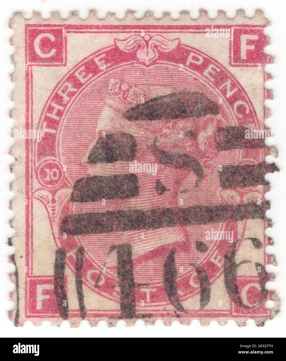 VEREINIGTES KÖNIGREICH - 1867: Eine 3 Pence große, tiefrosa Briefmarke, die das Porträt von Königin Victoria zeigt. Platte 10 Stockfoto