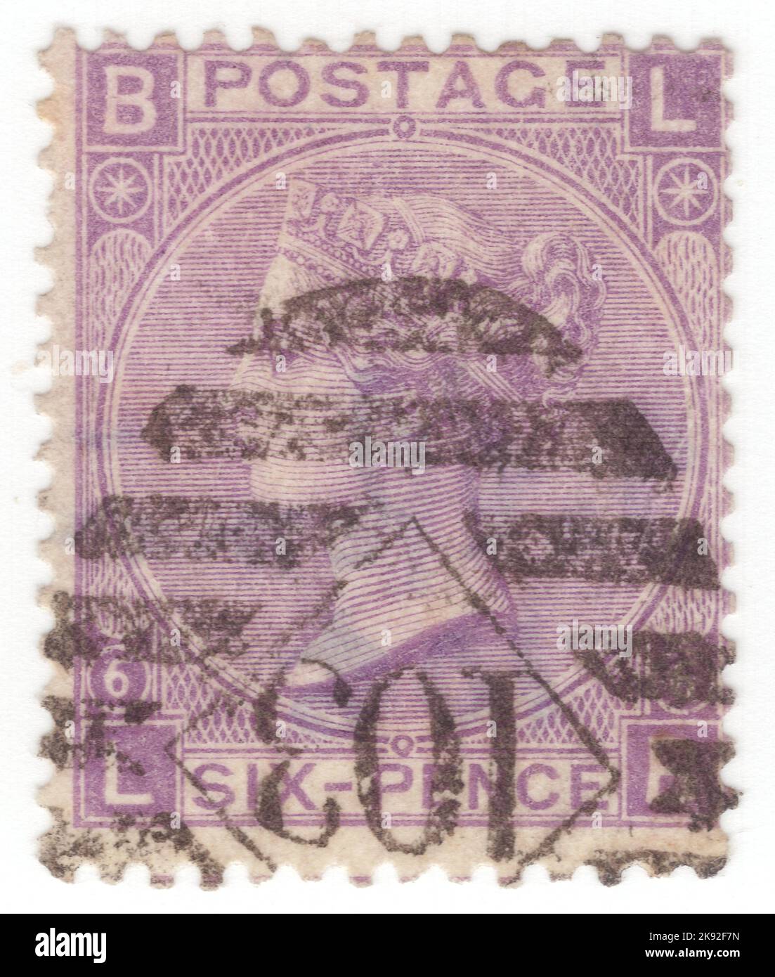VEREINIGTES KÖNIGREICH - 1867: Eine 6 Pence stumpf violette Briefmarke, die das Porträt von Königin Victoria zeigt. Platte 6 Stockfoto