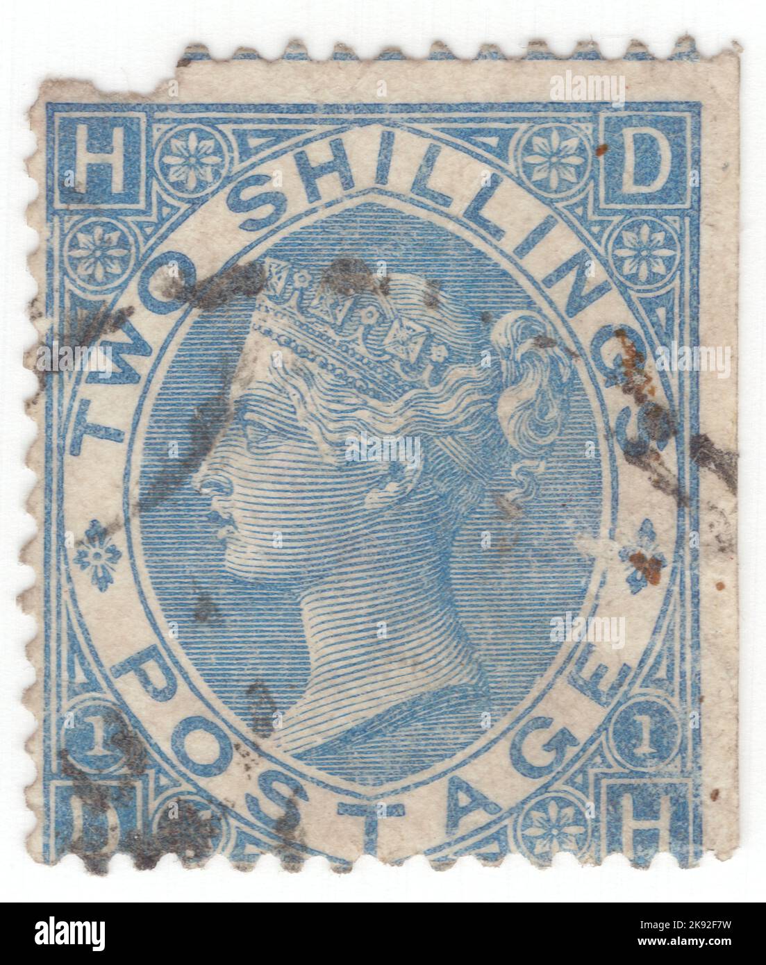 VEREINIGTES KÖNIGREICH - 1867: Eine blaue Briefmarke mit 2 Schilling, die das Porträt von Königin Victoria zeigt. Platte 1 Stockfoto