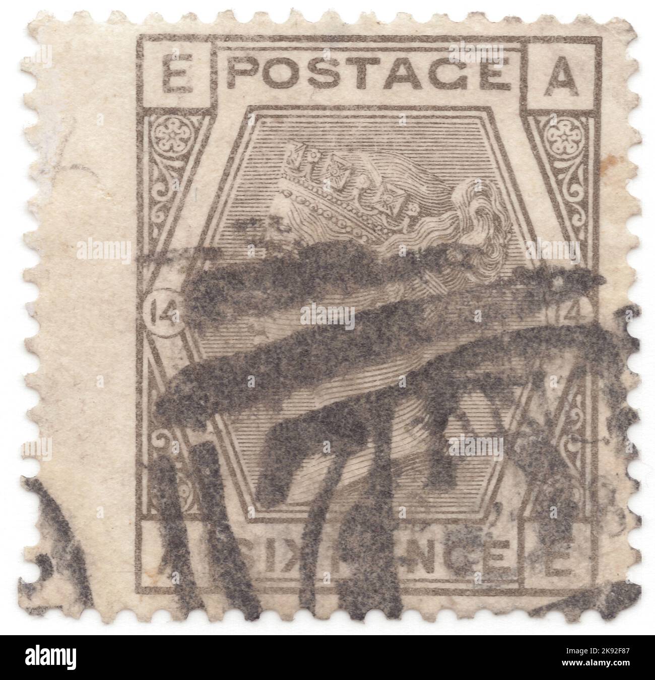 VEREINIGTES KÖNIGREICH - 1873: Eine graue Briefmarke mit 6 Pence, die das Porträt von Königin Victoria zeigt. Platte 14 Stockfoto