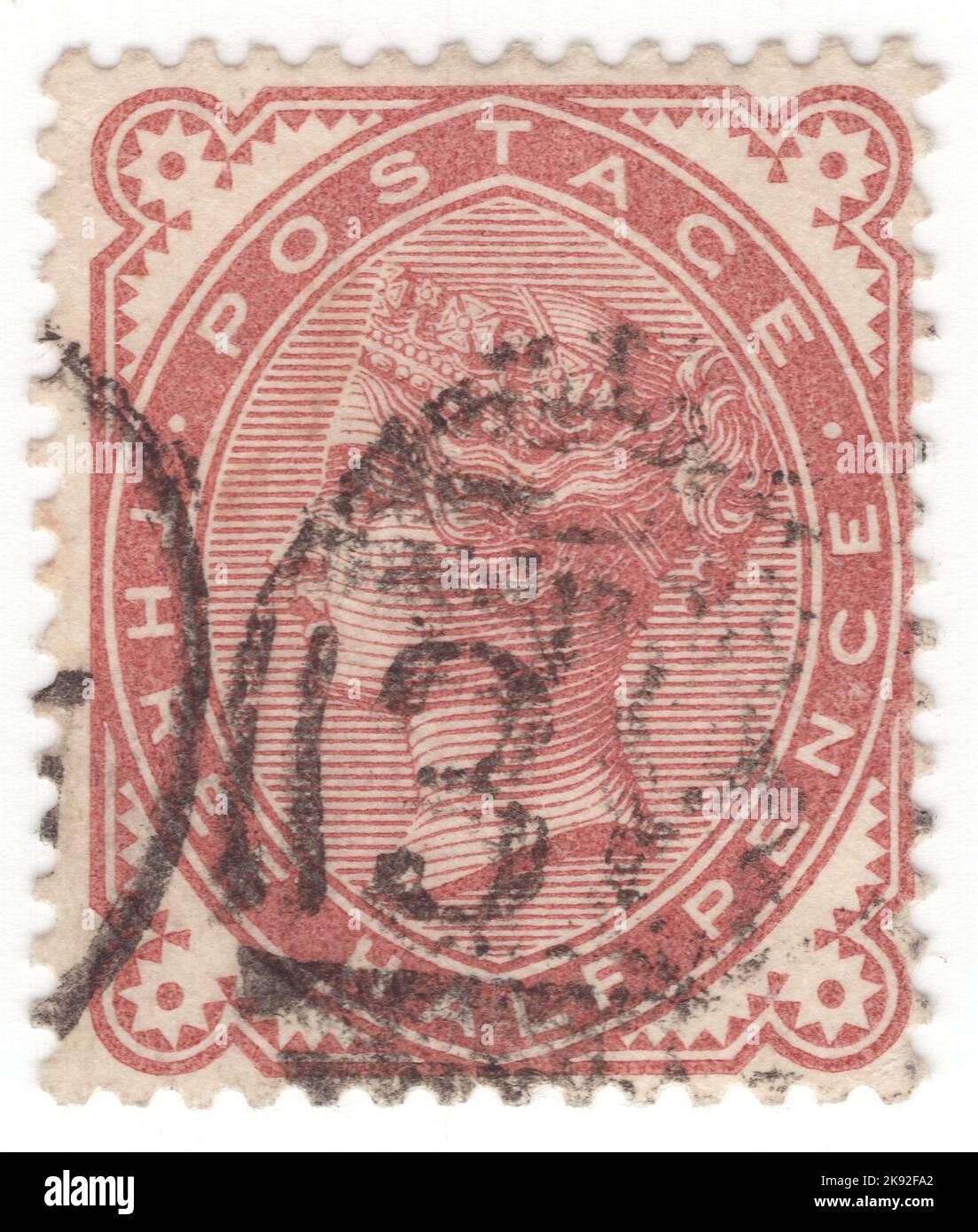 VEREINIGTES KÖNIGREICH - 1880: Eine rot-braune Briefmarke aus 1½ Pence, die das Porträt von Königin Victoria zeigt Stockfoto