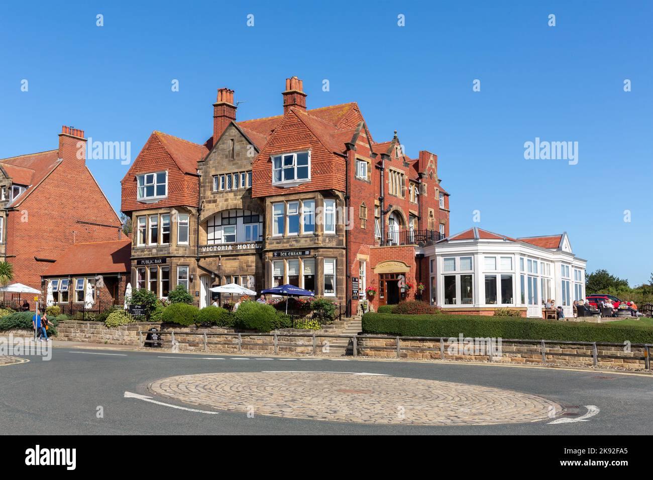 Robin Hood's Bay, Großbritannien: Victoria Hotel an der Station Road im malerischen Fischerdorf in der Nähe von Whitby in North Yorkshire Stockfoto