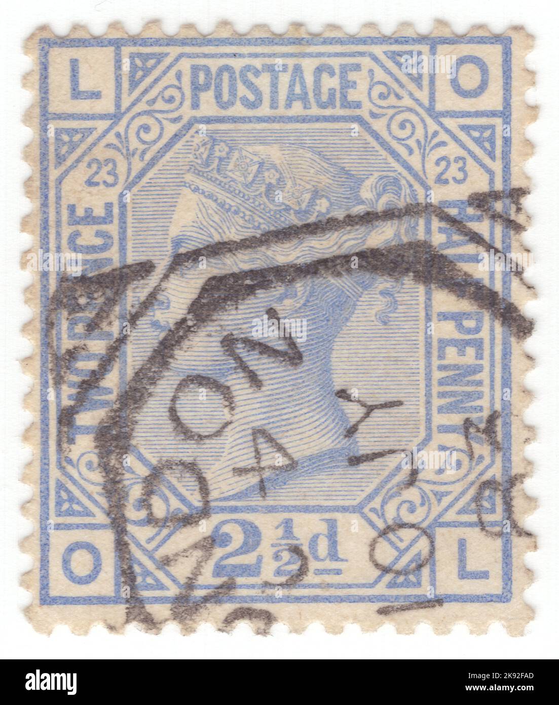 VEREINIGTES KÖNIGREICH - 1881: Eine ultramarine Briefmarke von 2½ Pence, die das Porträt von Königin Victoria zeigt. Platte 23 Stockfoto