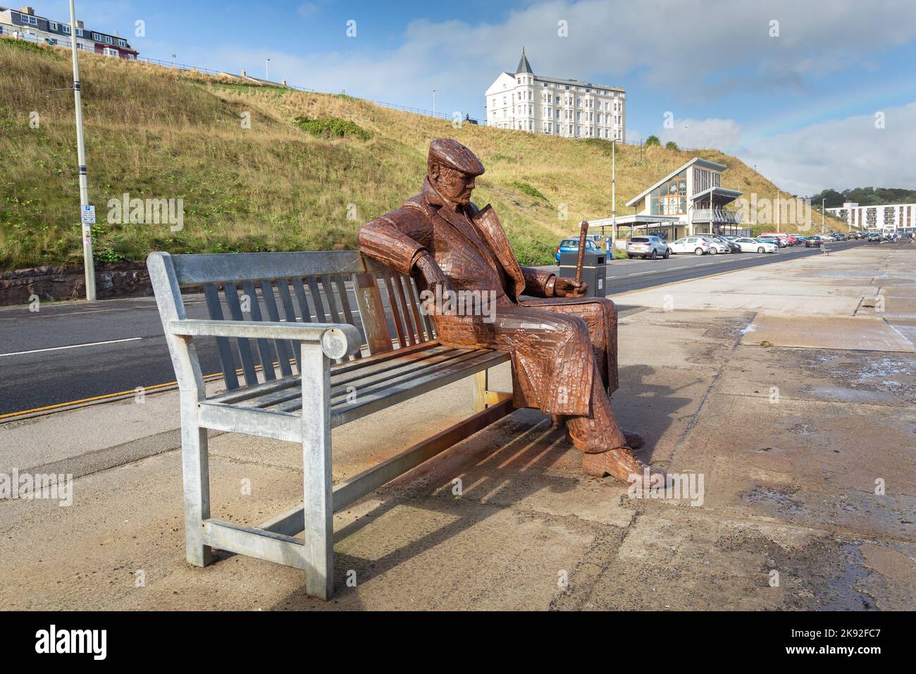 Scarborough, Großbritannien - September 16 2022: Freddie Gilroy und die Belsen-Skulptur der Nachzügler von Ray Lonsdale. Übergroße (3,5m) Statue des ehemaligen Soldaten Stockfoto