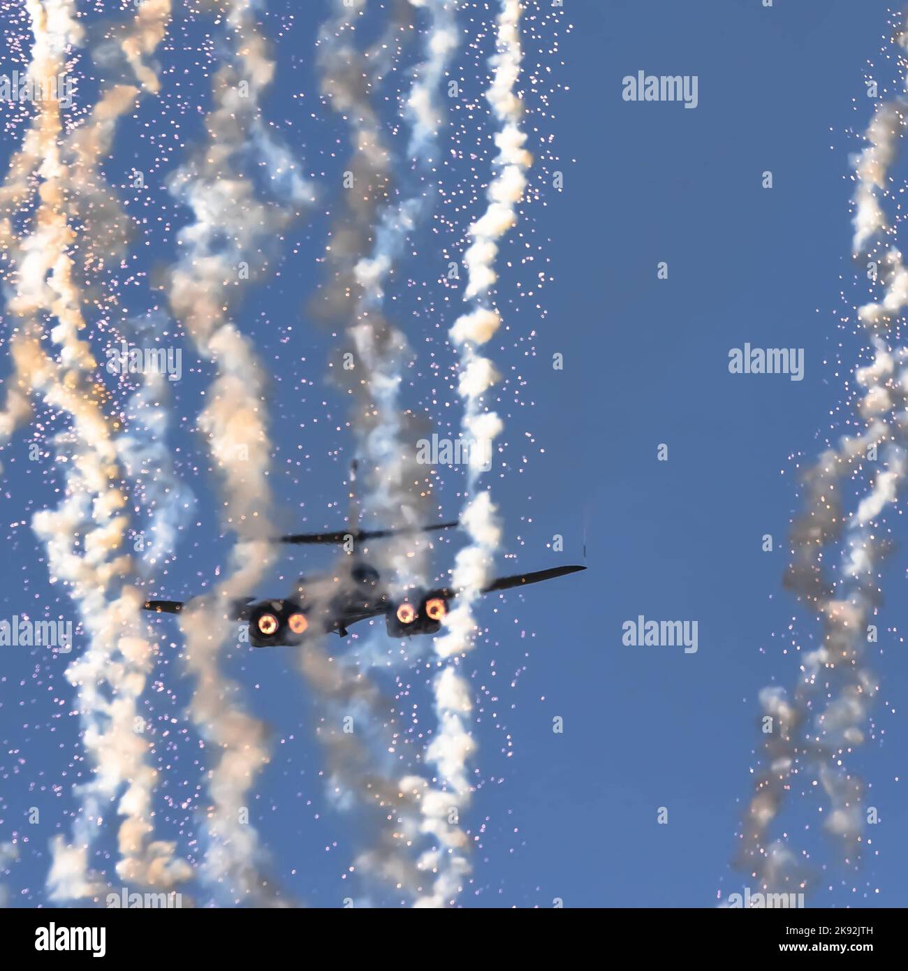 Der 412. Test Wing startete 419 Flight Test Squadron B-1B Lancer von Edwards Air Force Base, Kalifornien, um einen Überflug während NFL Monday Night Football San Francisco 49ers gegen Los Angeles Rams Spiel im Levi's Stadium, Oktober 3 durchzuführen. Stockfoto