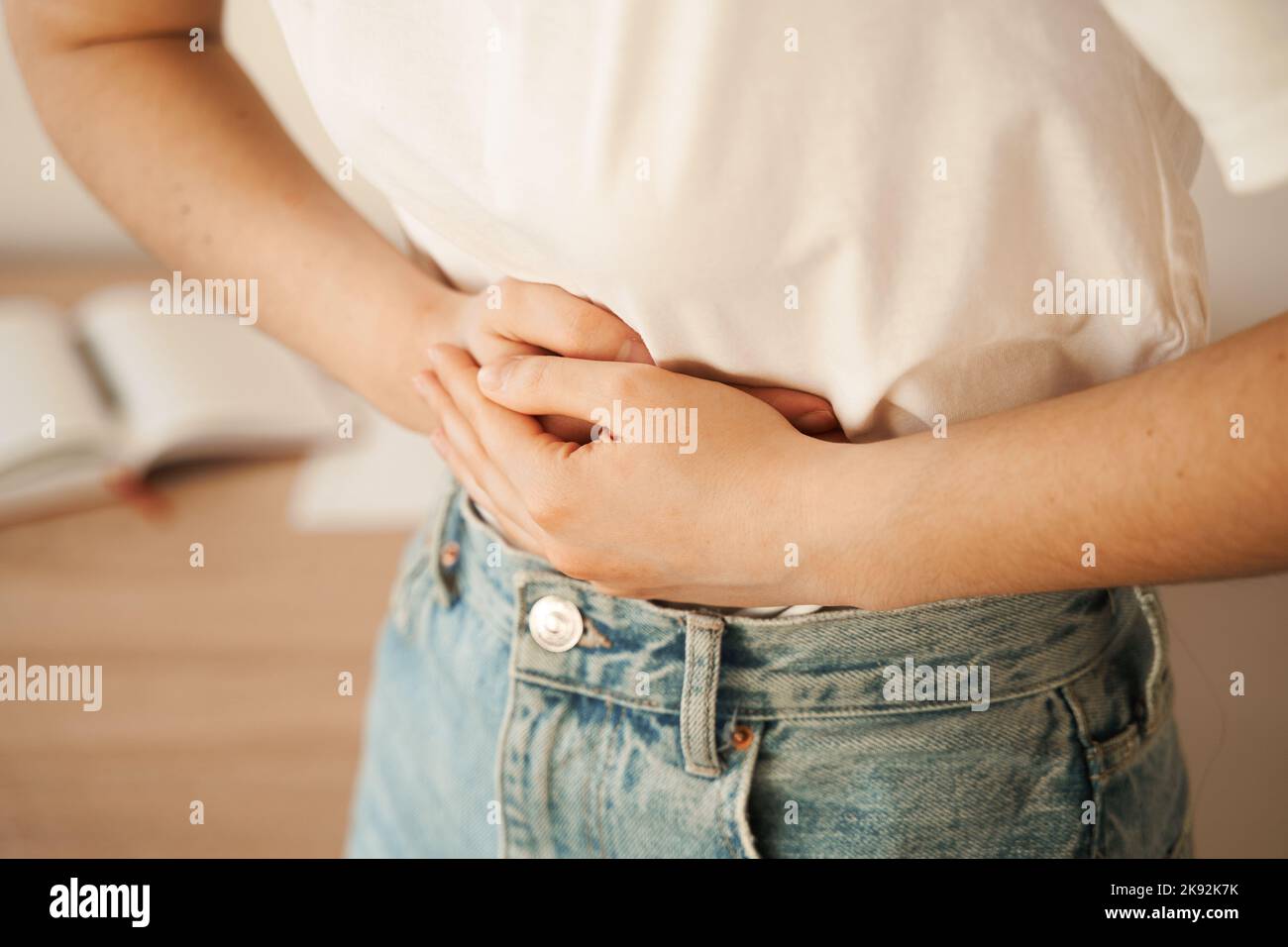 Magenschmerzen. Gastritis ist eine Entzündung, Reizung oder Erosion der Magenschleimhaut