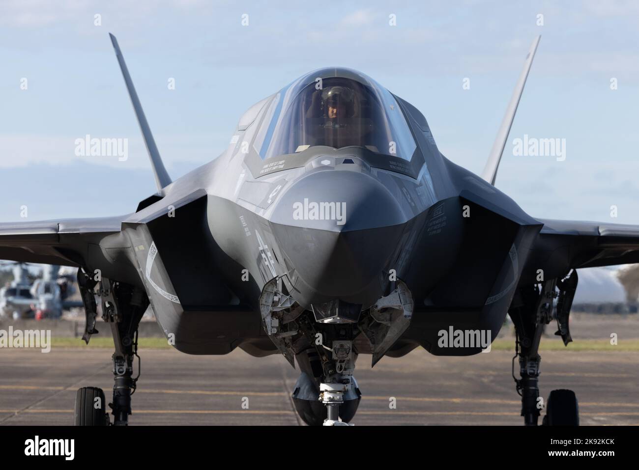 Der britische Royal Navy LT. Chris Avison, ein F-35B Lightning II-Kampfjet-Pilot mit Marine Fighter Attack Training Squadron (VMFAT) 501, taxiert einen F-35B Lightning II-Kampfjet auf dem Naval Air Station Joint Reserve Base New Orleans, Louisiana, 24. Oktober 2022. VMFAT-501 wurde bei NAS JRB New Orleans eingesetzt, um die Kenntnisse der Einsteigerpiloten in den Bereichen Offensivflugunterstützung, elektronische Kriegsführung und routinemäßige Flugoperationen für ihre zukünftigen Flottenzuweisungen zu verbessern. VMFAT-501 ist eine untergeordnete Einheit des 2. Marine Aircraft Wing, dem Luftkampfelement der II Marine Expeditionary Force. (USA Marine Corps Foto Stockfoto