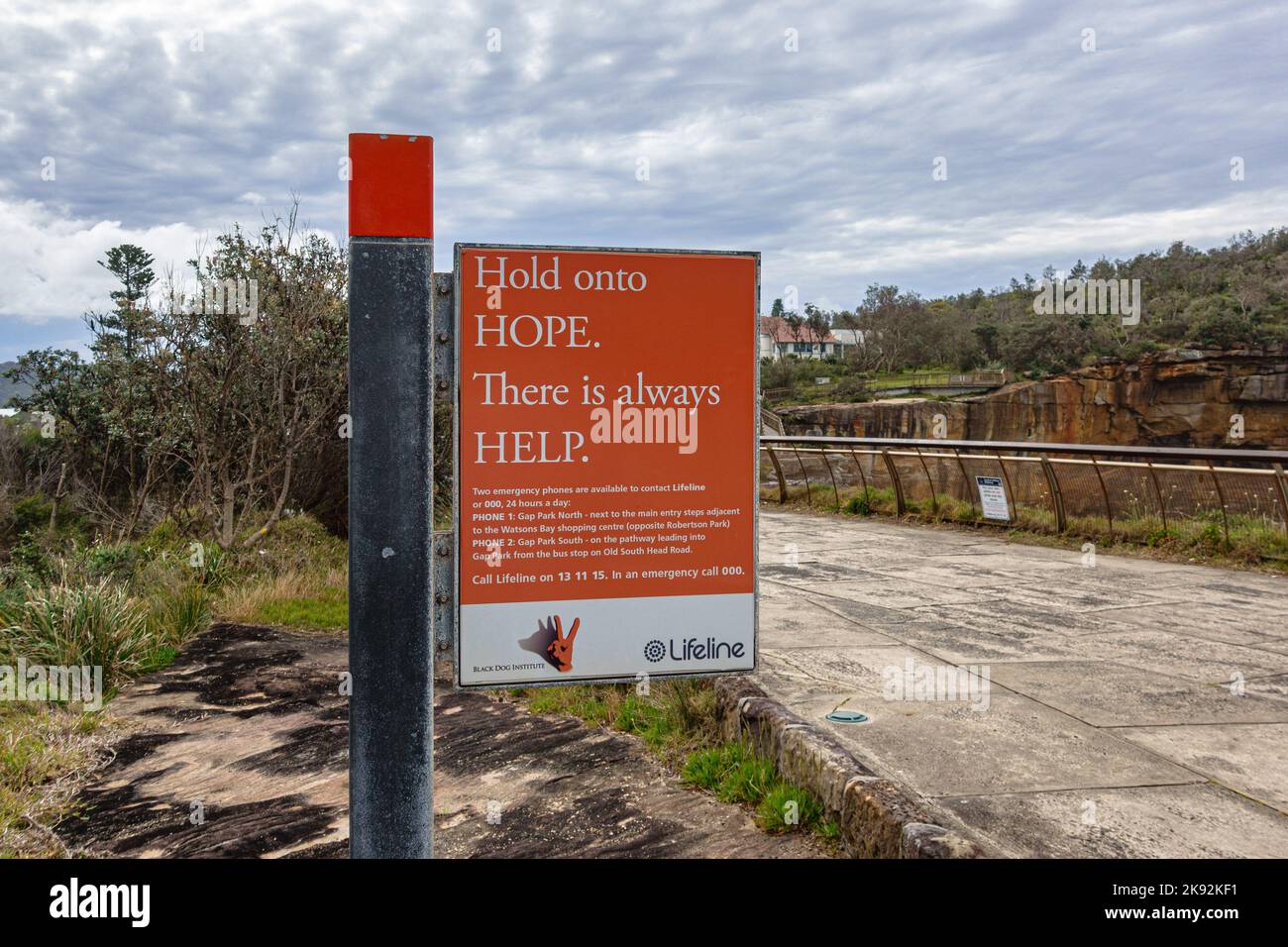 Ein Zeichen für die Hotline zur Suizidprävention von Lifeline in The Gap in Watson's Bay, Sydney, Australien Stockfoto