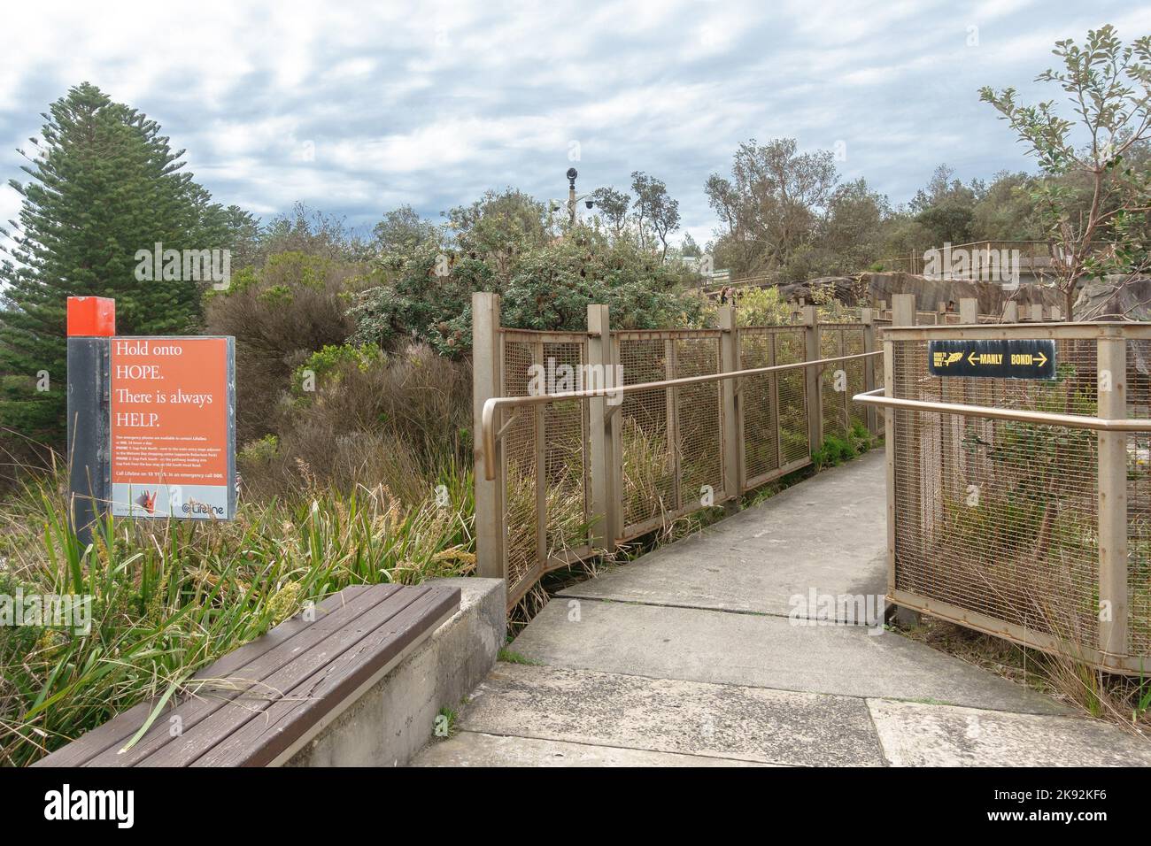Ein Zeichen für die Hotline zur Suizidprävention von Lifeline in The Gap in Watson's Bay, Sydney, Australien Stockfoto