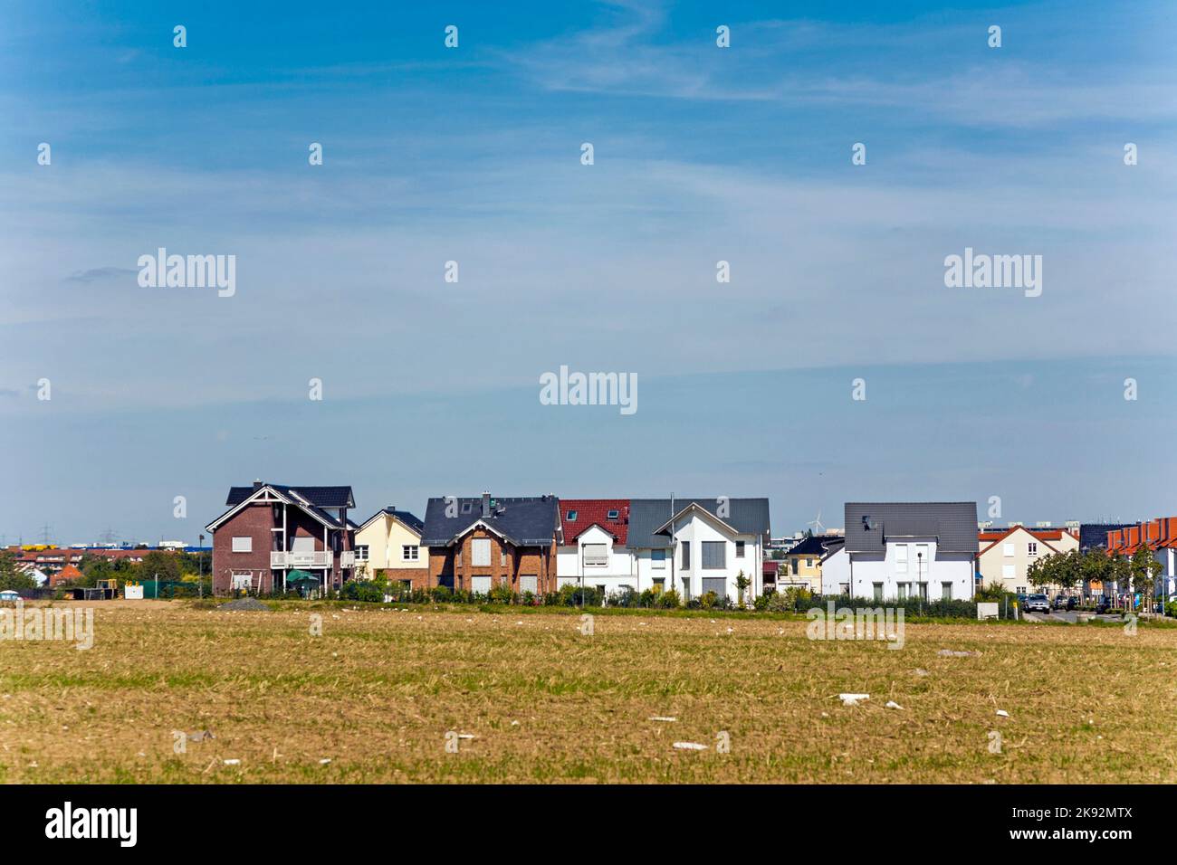 Frankfurt, Deutschland - 23. August 2009: Neues Wohngebiet in schöner Landschaft in Frankfurt. Stockfoto