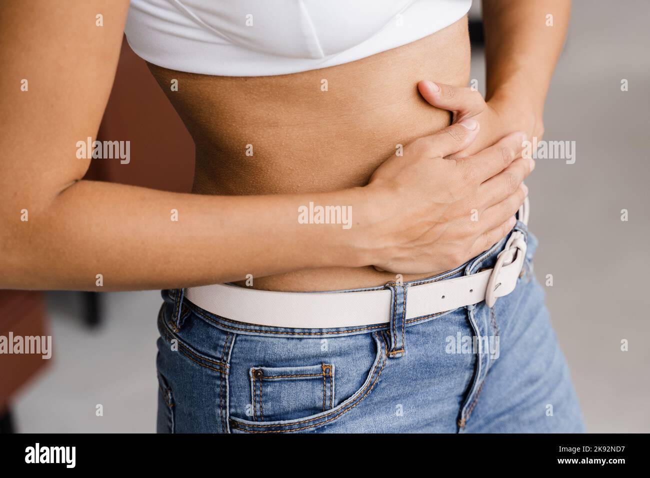 Magenschmerzen. Kranke afroamerikanische Mädchen halten Bauch, weil es schmerzt. Pankreatitis