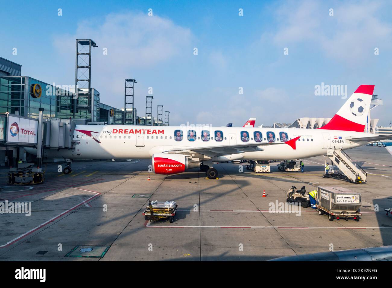 Frankfurt, Deutschland - 19. August 2016: Mein DREAMTEAM FLUGZEUG A310 parkt in Frankfurt. Es zeigt den Fußballspieler der österreichischen Nationalmannschaft. Stockfoto