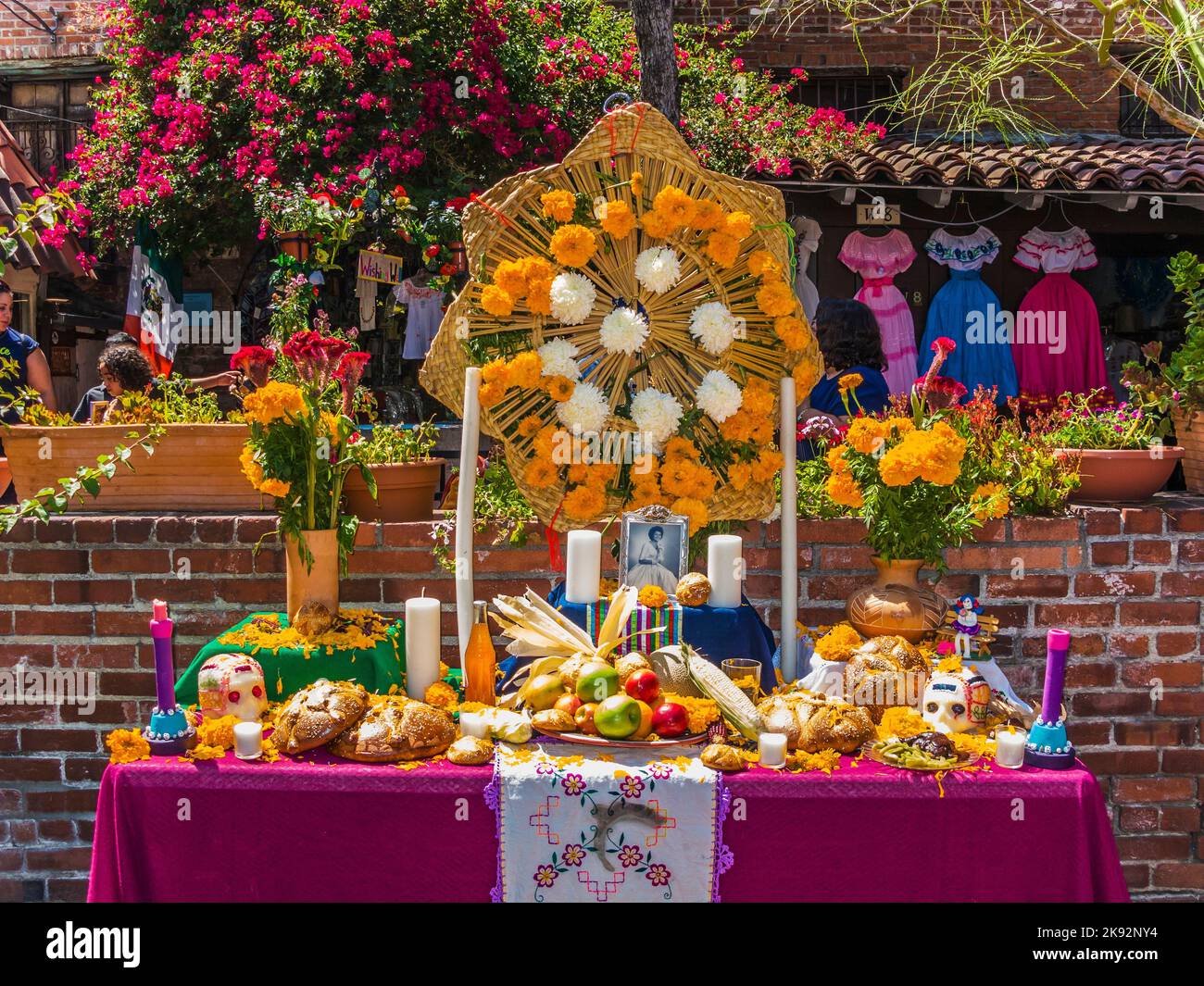 Los Angeles, USA - 5. Juli 2008: Altar für die Deadinnen in der Olvera Straße in Los Angeles, USA. Die mekikanische traditionelle Kultur ist in diesem Typi noch lebendig Stockfoto