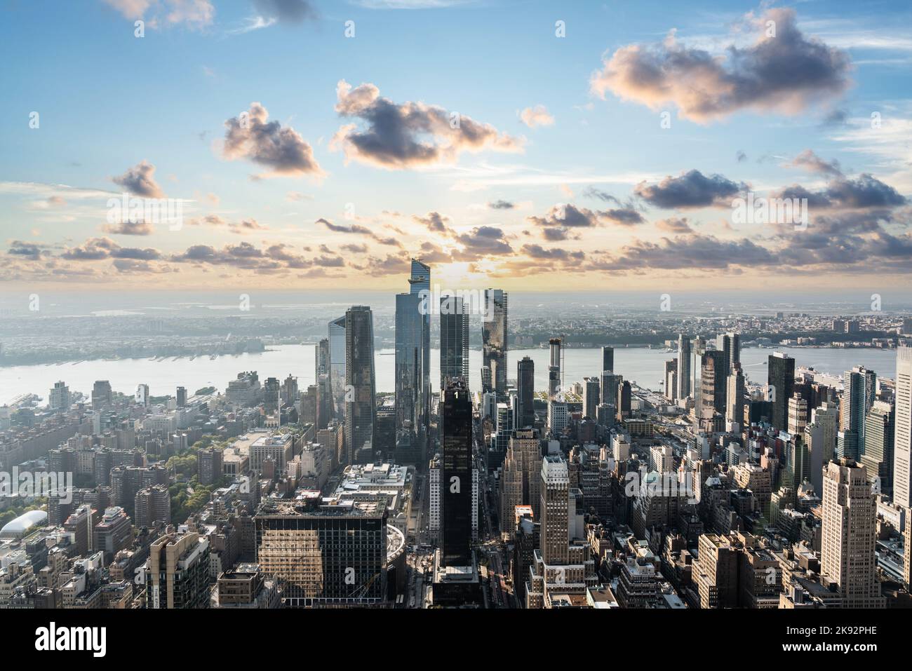 Blick auf die Skyline der New York City Hudson Yards bei Sonnenuntergang Stockfoto