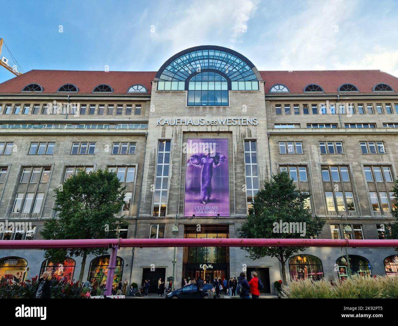 Berlin, Deutschland - 03. Oktober 2022: Blick auf das KaDeWe der Luxuskaufhäuser in Berlin an einem sonnigen Tag Stockfoto