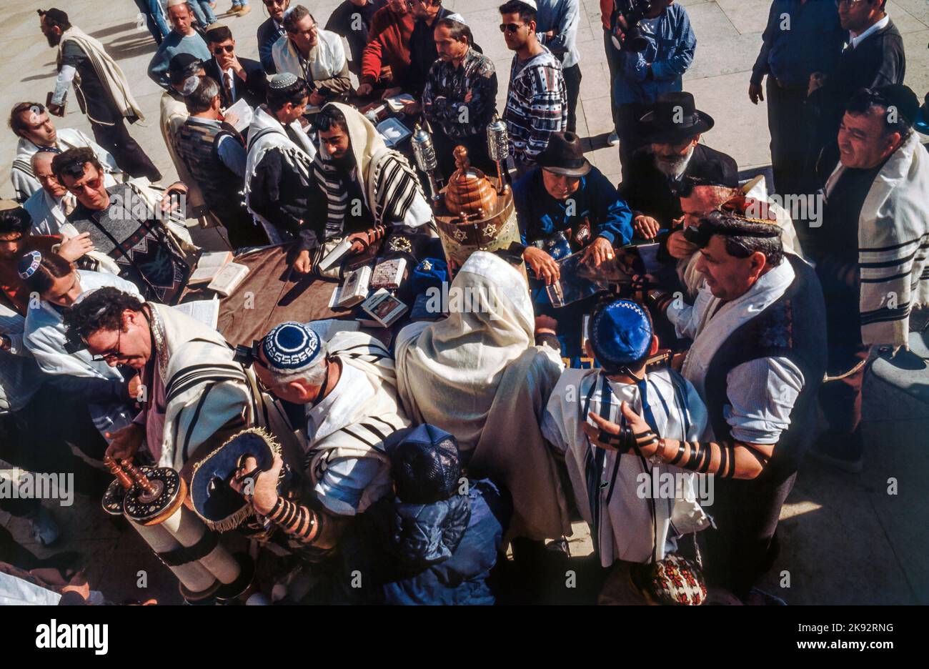 JERUSALEM - JAN 1 1994: Orthodoxe jüdische Männer beten an der Westmauer in Jerusalem, Israel. Die Annexion Ostjerusalems durch Israel im Jahr 1967, einschließlich der Stockfoto