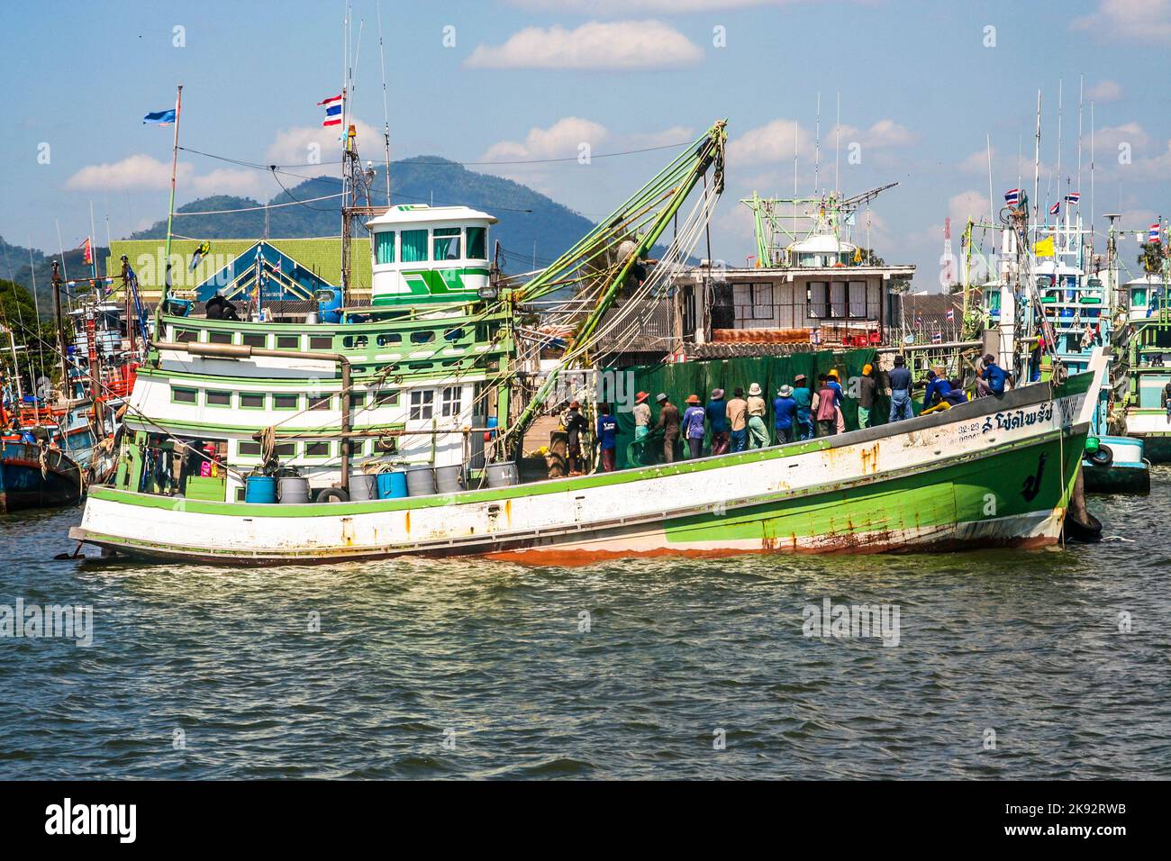 TAMBON PHE, THAILAND - APR 2, 2006: Lokales Fischerboot aus Holz im Hafen von Tambon Phe, Thailand. Die Fischerei ist eine wichtige Industrie in Thailand. Stockfoto