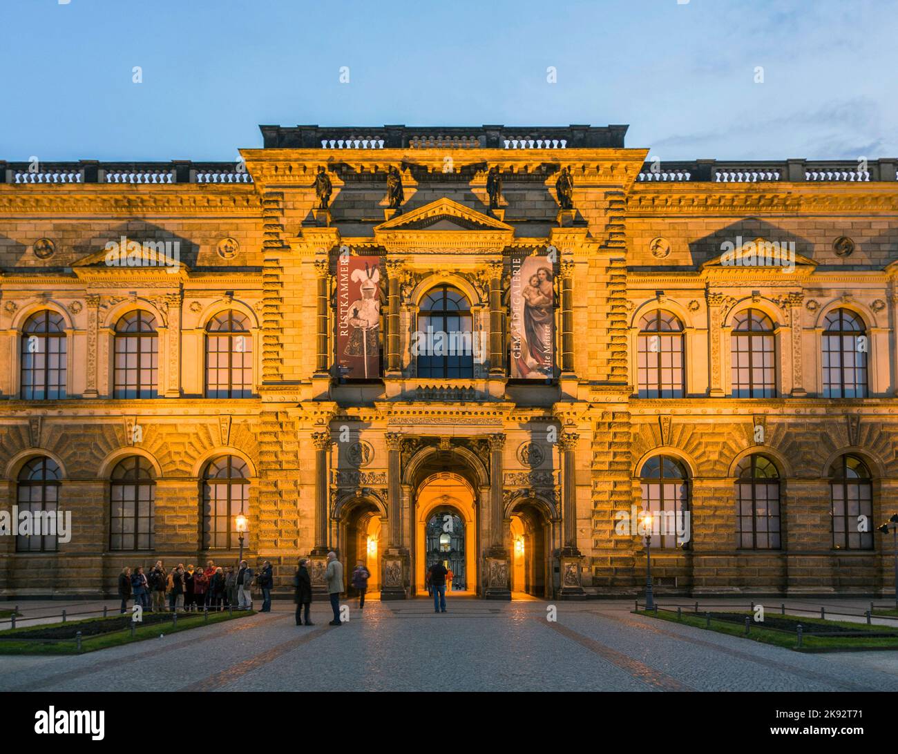 DRESDEN, 15. SEPTEMBER 2008: Die Besucher besuchen nachts die Außenfassade der Gemäldegalerie Alte Meister im Zwinger. Der Zwinger ist ein palac Stockfoto