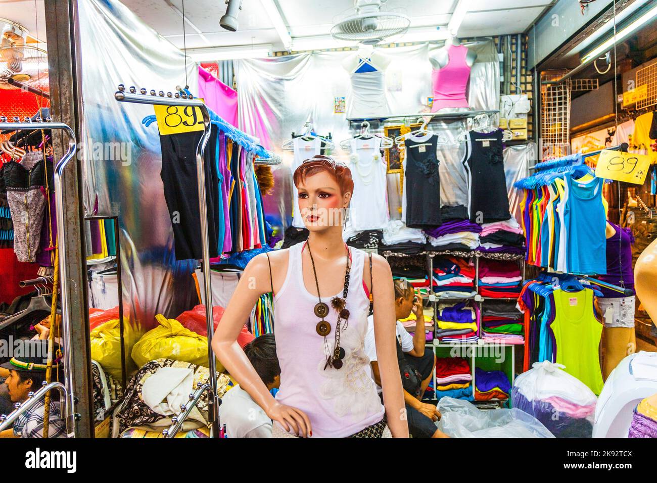BANGKOK, THAILAND - 10. MAI 2009: Marionette auf dem Chatuchak Wochenend-Markt in Bangkok, Thailand. Es ist mit mehr als 8000 Märkten der größte Markt in Thailand Stockfoto
